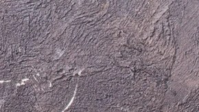 Plato negro con buñuelos de chocolate y azúcar glass