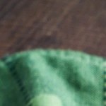 Plato de cerámica con empanada griega de carne Kreatopita