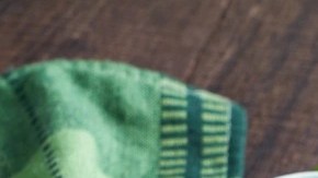 Plato de cerámica con empanada griega de carne Kreatopita