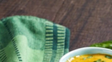 Plato de cerámica con empanada griega de carne Kreatopita