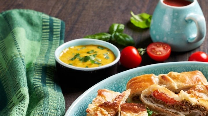 Plato de cerámica con empanada griega de carne Kreatopita