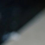 Empanada griega de queso picada por la mitad sobre una mesa de madera