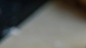 Empanada griega de queso picada por la mitad sobre una mesa de madera