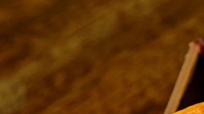 Varias porciones de pan de papa sobre una tabla de madera