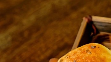 Varias porciones de pan de papa sobre una tabla de madera