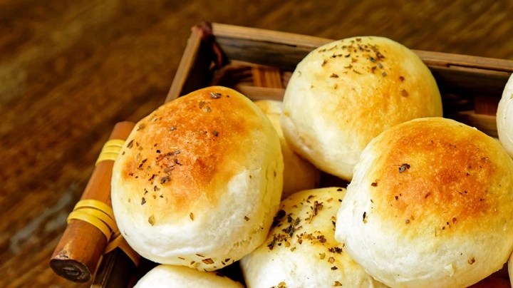 Varias porciones de pan de papa sobre una tabla de madera