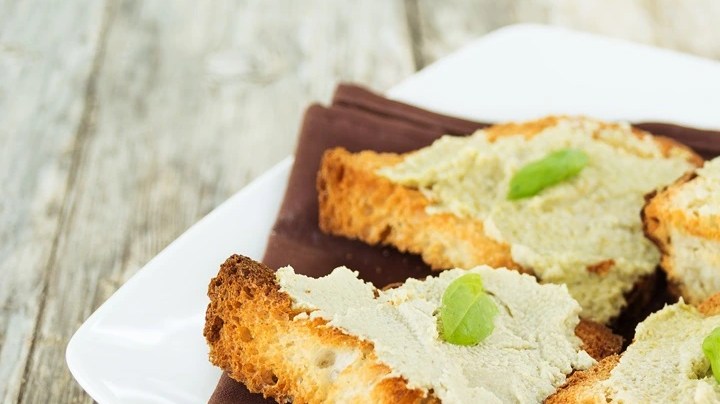 Paté de alcachofas sobre unas rodajas de pan