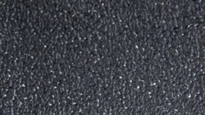 Paté de cangrejo servido sobre pan artesanal crujiente acompañado de hojas verdes frescas en un plato blanco.