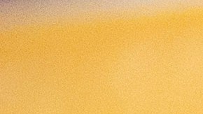 Dos tazas de vidrio pequeñas con salsas para acción de gracias, sobre una mesa de madera