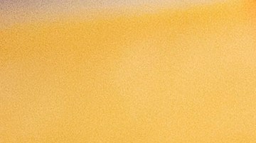 Dos tazas de vidrio pequeñas con salsas para acción de gracias, sobre una mesa de madera