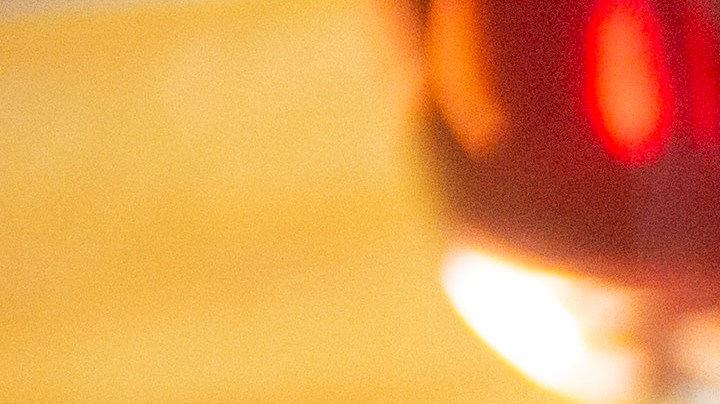 Dos tazas de vidrio pequeñas con salsas para acción de gracias, sobre una mesa de madera