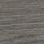 Buñuelos de nata sobre un plato negro y un mantel de cuadros rojo y blanco