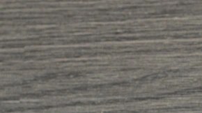 Buñuelos de nata sobre un plato negro y un mantel de cuadros rojo y blanco