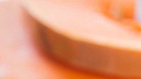 Plato con muchos buñuelos de calabaza con azúcar rebosados