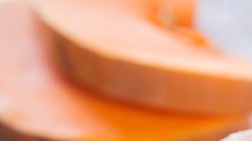 Plato con muchos buñuelos de calabaza con azúcar rebosados