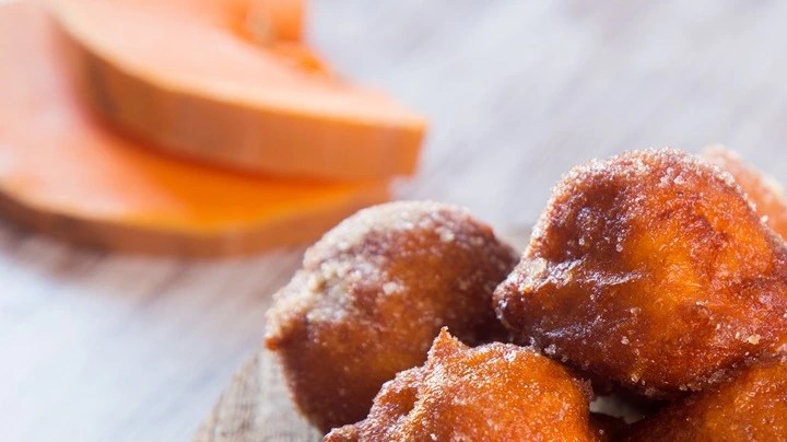 Plato con muchos buñuelos de calabaza con azúcar rebosados