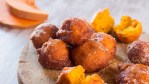 Plato con muchos buñuelos de calabaza con azúcar rebosados