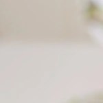 cheesecake de limón decorado con limones sobre una mesa de madera con un fondo blanco