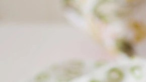 cheesecake de limón decorado con limones sobre una mesa de madera con un fondo blanco