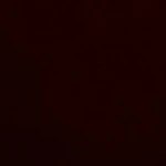 Copas de cristal con chocolate y nata en capas sobre un fondo negro