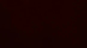 Copas de cristal con chocolate y nata en capas sobre un fondo negro