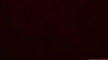 Copas de cristal con chocolate y nata en capas sobre un fondo negro