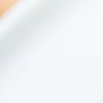 Plato blanco con muchas croquetas de queso azul en forma de bolas