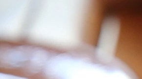 Plato blanco hondo con enmoladas de mole negro decoradas con una ensalada de aguacate