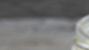 Paté de cerdo con pimienta verde en recipientes de vidrios y sobre varias tostadas