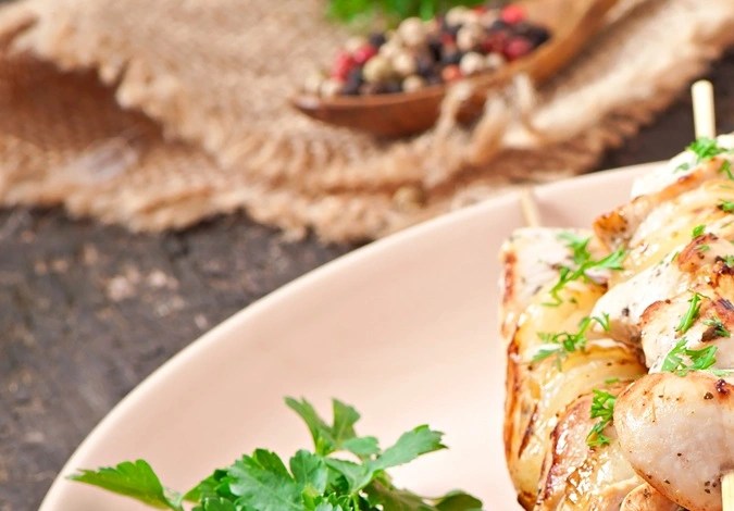 Pinchos de pollo con salsa de ajo y parmesano