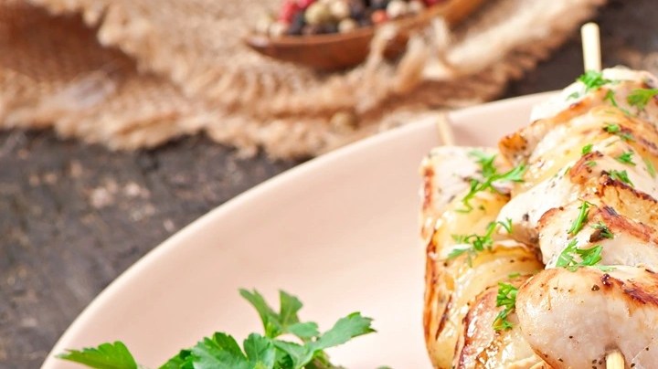 Pinchos de pollo con salsa de ajo y parmesano