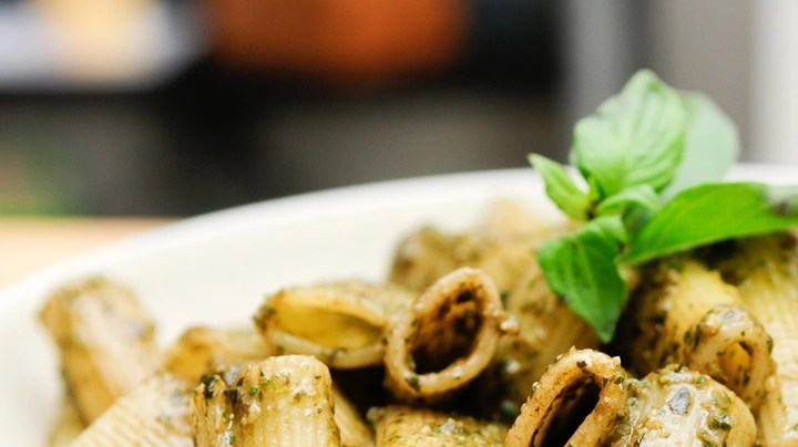 Rigatoni con Pollo y Pesto