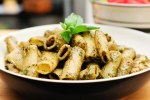 Rigatoni con Pollo y Pesto