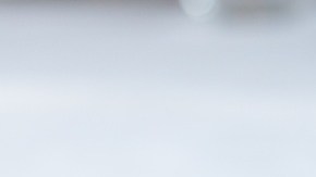 Plato blanco hondo con rigatoni con ragu de cordero