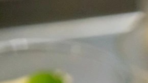 Vasos de vidrio con bolas de sorbete de manzana verde, decorado con menta