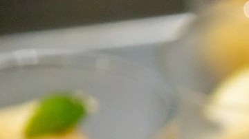 Vasos de vidrio con bolas de sorbete de manzana verde, decorado con menta