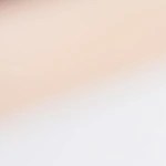 Plato blanco con bordes rojos con tiramisú de turrón