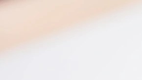 Plato blanco con bordes rojos con tiramisú de turrón