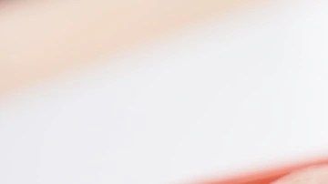 Plato blanco con bordes rojos con tiramisú de turrón