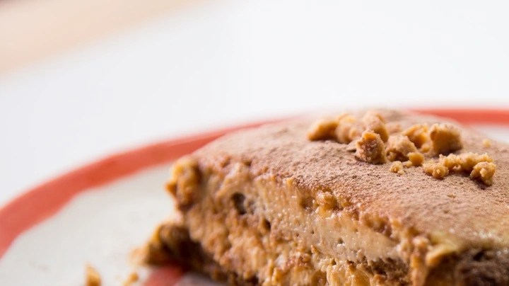 Plato blanco con bordes rojos con tiramisú de turrón