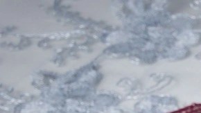 Plato blanco hondo con arroz árabe navideño sobre una mesa vinotinto