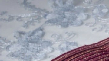 Plato blanco hondo con arroz árabe navideño sobre una mesa vinotinto