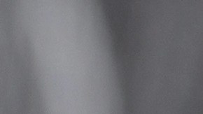 Plato con arroz con cocacola y pasas junto a una cuchara