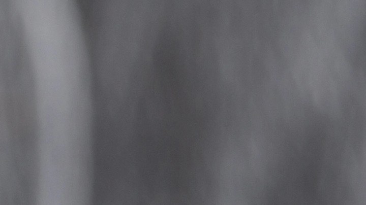 Plato con arroz con cocacola y pasas junto a una cuchara