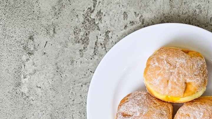 Plato blanco con buñuelos de café