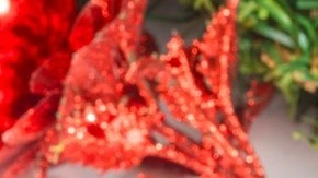 Plato blanco de hojuelas colombianas con una decoración de navidad