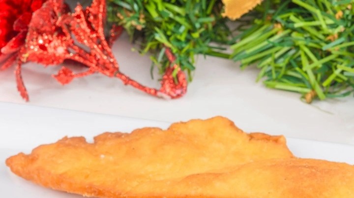 Plato blanco de hojuelas colombianas con una decoración de navidad