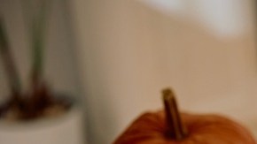 Mesa decorada de navidad con múltiples platos de comida del menú semanal