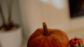 Mesa decorada de navidad con múltiples platos de comida del menú semanal