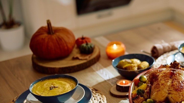 Mesa decorada de navidad con múltiples platos de comida del menú semanal